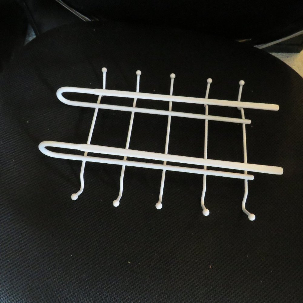 Under the shelf mug holder